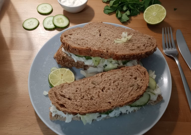 Крабовый сэндвич с хрустящим огурчиками и сочным лаймом