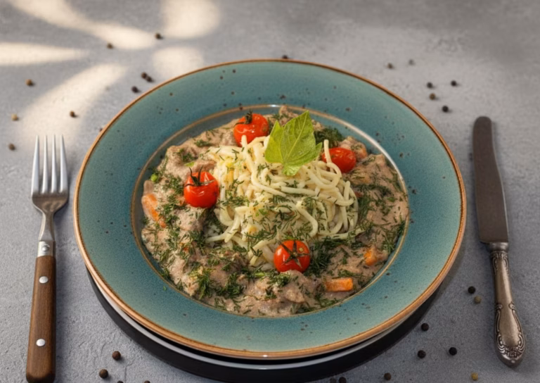 Нежная куриная печень с ароматными грибами в сливочном соусе