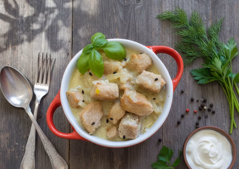 Нежное мясо в сметанном соусе с ароматными травами