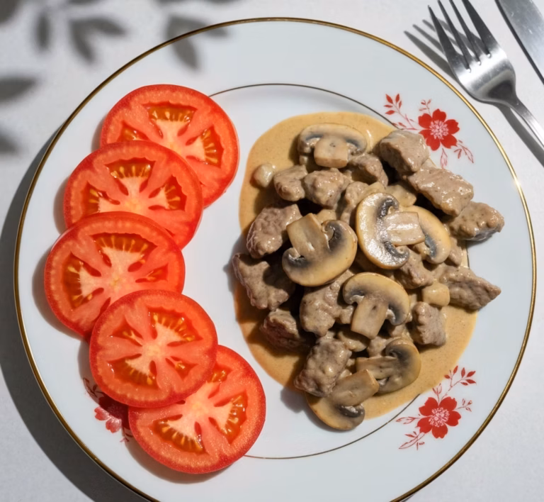 Нежная куриная печень, тушённая с грибами в сметанном соусе