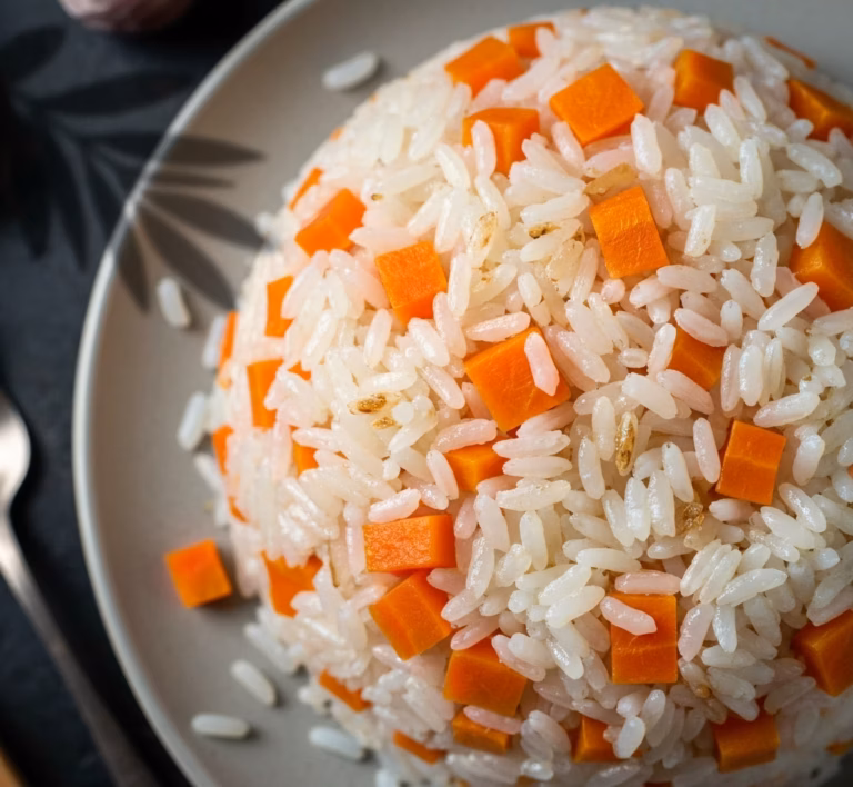 Рассыпчатый рис с яркими овощами