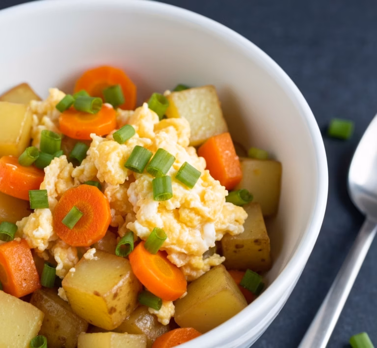 Сытный хаш с картофелем, фетой и яйцом