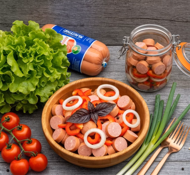 Пикантные утопленцы с маринованными овощами и сосисками