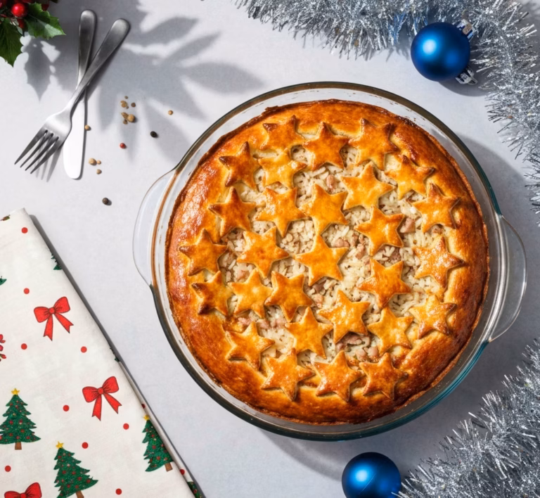 Запечённый пирог с ароматным рисом и золотистой индейкой