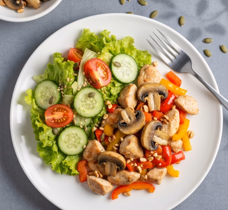 Пряная курица с овощами в сливочном соусе Том Кха