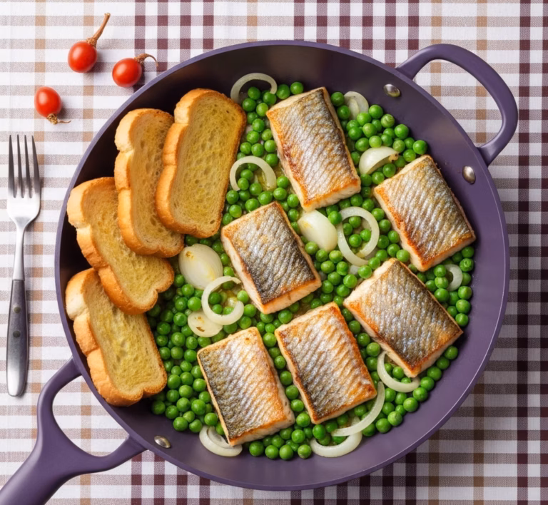 Сочный минтай с хрустящим беконом и зелёным горошком