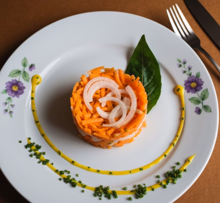 Свежий салат с кальмарами и ароматной зажаркой