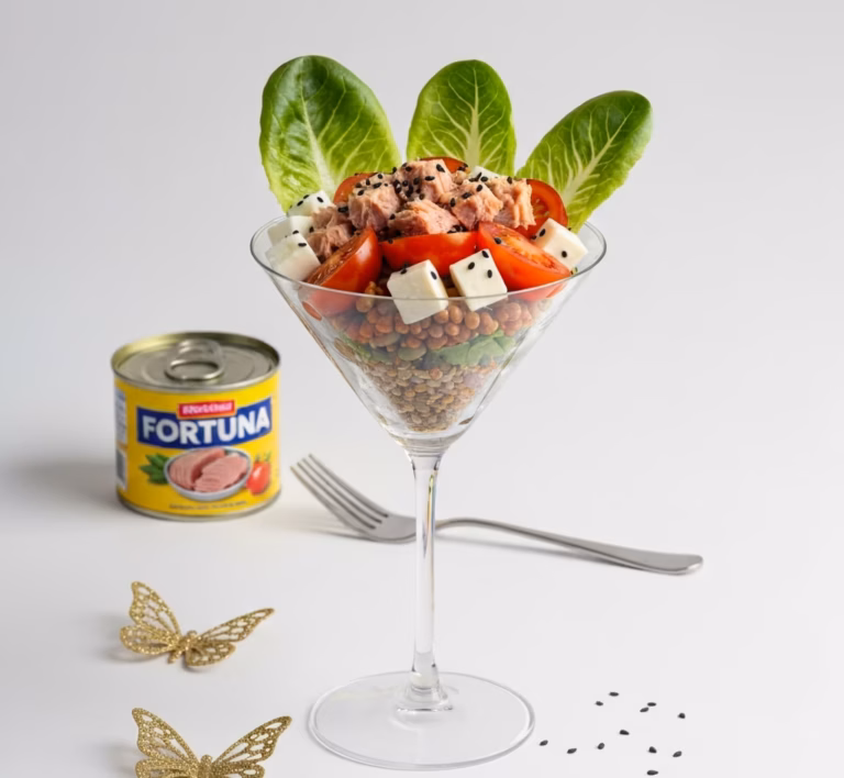 Освежающий салат с тунцом и чесночной ноткой