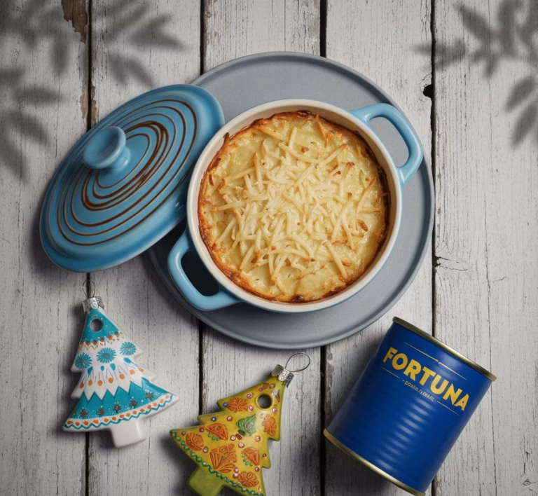 Сытная картофельная запеканка с тунцом и маринованными огурцами