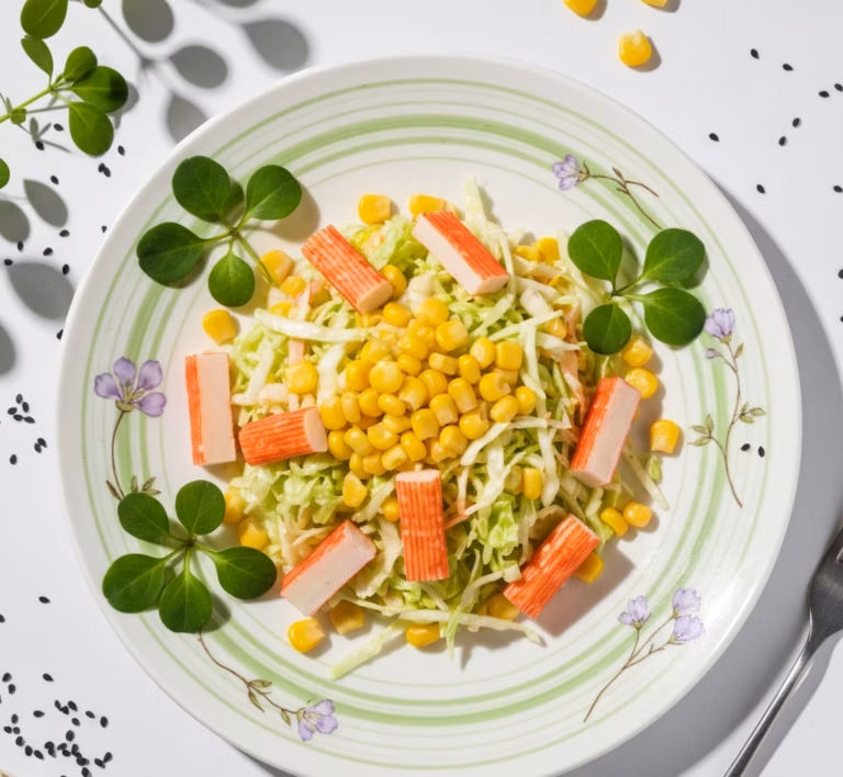 Яркий салат с неожиданным акцентом